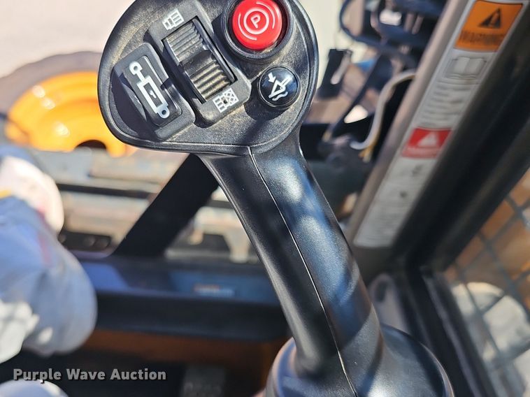 image for item DQ4606 2012 Case SR250 skid steer loader