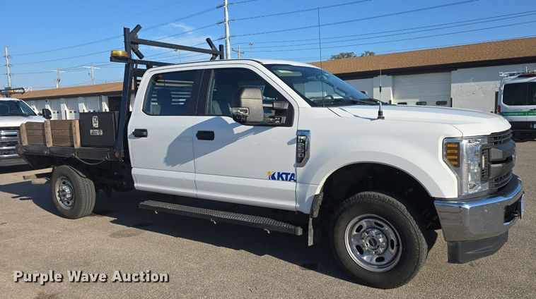 image for item DQ4610 2018 Ford F250 Super Duty XL Crew Cab flatbed pickup truck