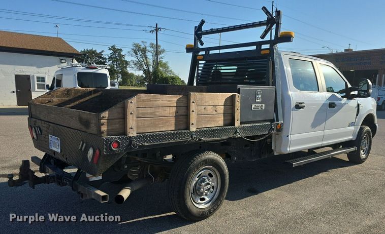 image for item DQ4610 2018 Ford F250 Super Duty XL Crew Cab flatbed pickup truck