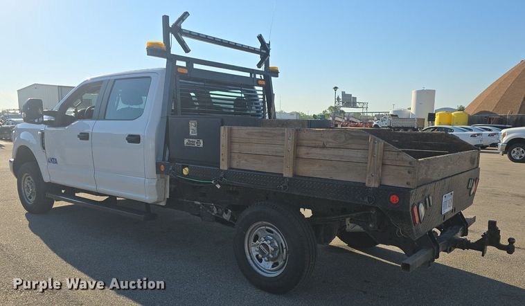 image for item DQ4610 2018 Ford F250 Super Duty XL Crew Cab flatbed pickup truck