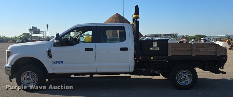 image for item DQ4610 2018 Ford F250 Super Duty XL Crew Cab flatbed pickup truck