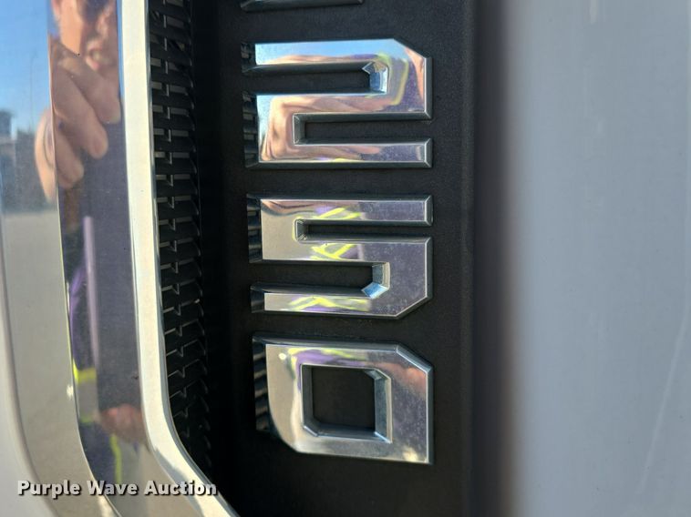 image for item DQ4610 2018 Ford F250 Super Duty XL Crew Cab flatbed pickup truck