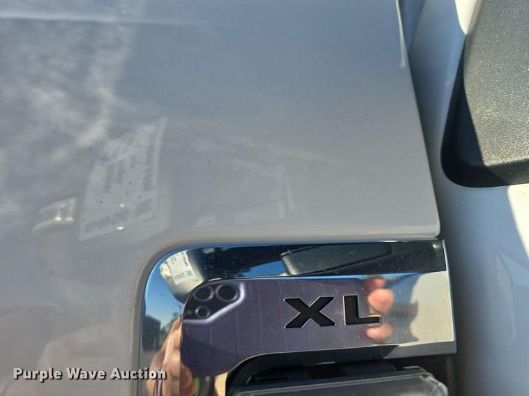 image for item DQ4610 2018 Ford F250 Super Duty XL Crew Cab flatbed pickup truck