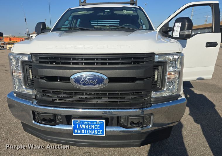 image for item DQ4610 2018 Ford F250 Super Duty XL Crew Cab flatbed pickup truck