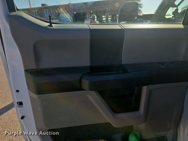 image for item DQ4610 2018 Ford F250 Super Duty XL Crew Cab flatbed pickup truck