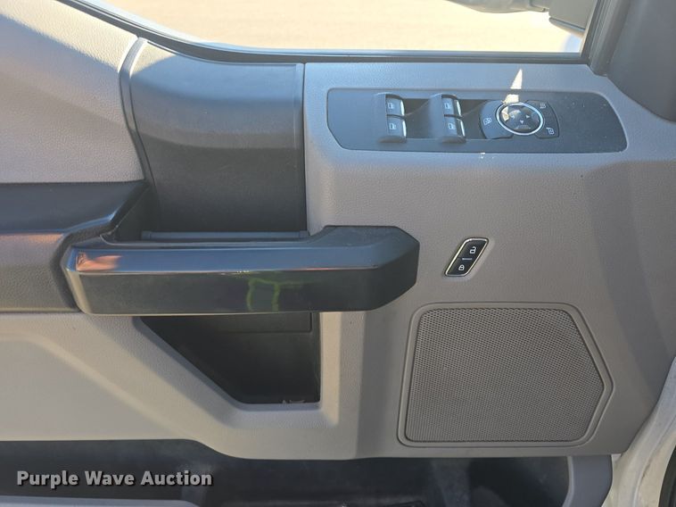 image for item DQ4610 2018 Ford F250 Super Duty XL Crew Cab flatbed pickup truck