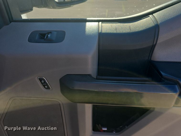 image for item DQ4610 2018 Ford F250 Super Duty XL Crew Cab flatbed pickup truck