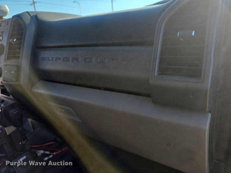 image for item DQ4610 2018 Ford F250 Super Duty XL Crew Cab flatbed pickup truck