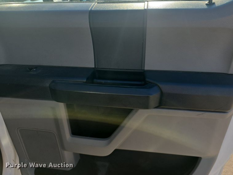 image for item DQ4610 2018 Ford F250 Super Duty XL Crew Cab flatbed pickup truck