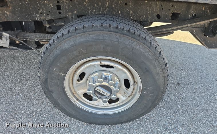 image for item DQ4610 2018 Ford F250 Super Duty XL Crew Cab flatbed pickup truck