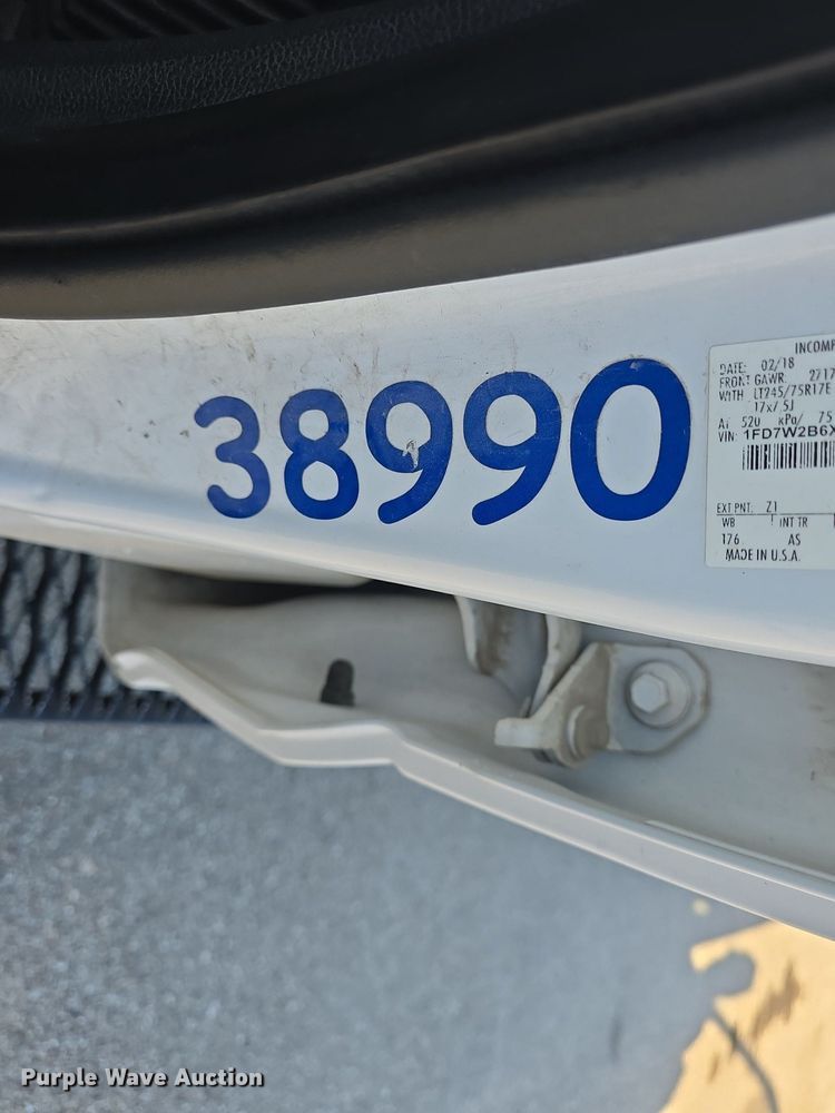 image for item DQ4610 2018 Ford F250 Super Duty XL Crew Cab flatbed pickup truck