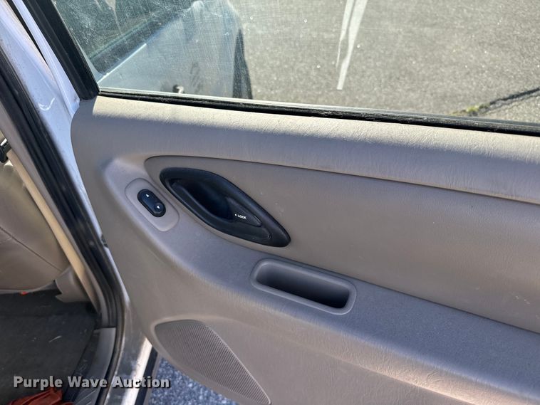 image for item EG9838 2004 Ford Escape XLT SUV