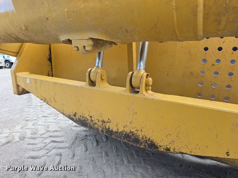 image for item EG9845 2004 Caterpillar 627G conventional scraper 