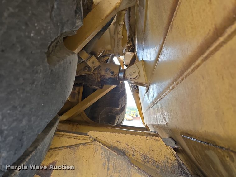 image for item EG9845 2004 Caterpillar 627G conventional scraper 