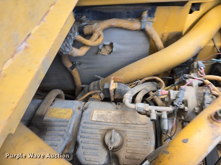 image for item EG9845 2004 Caterpillar 627G conventional scraper 