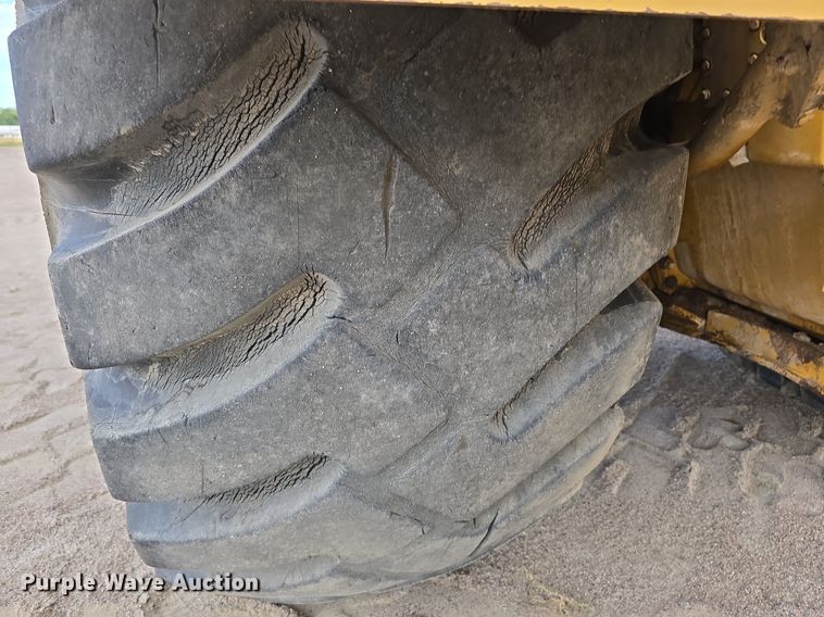 image for item EG9845 2004 Caterpillar 627G conventional scraper 