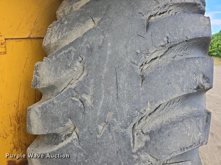 image for item EG9845 2004 Caterpillar 627G conventional scraper 