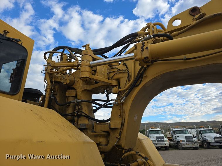 image for item EG9846 2004 Caterpillar 627G conventional scraper 