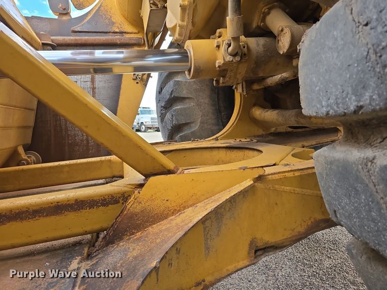 image for item EG9846 2004 Caterpillar 627G conventional scraper 