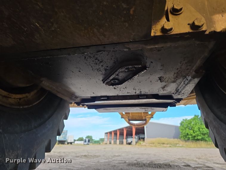 image for item EG9846 2004 Caterpillar 627G conventional scraper 