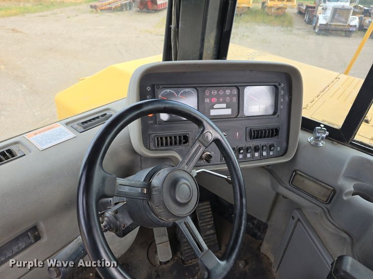 image for item EG9846 2004 Caterpillar 627G conventional scraper 