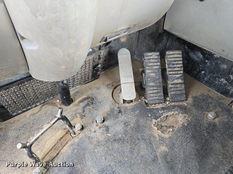 image for item EG9846 2004 Caterpillar 627G conventional scraper 