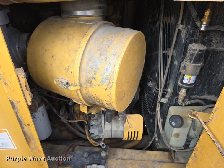 image for item EG9846 2004 Caterpillar 627G conventional scraper 