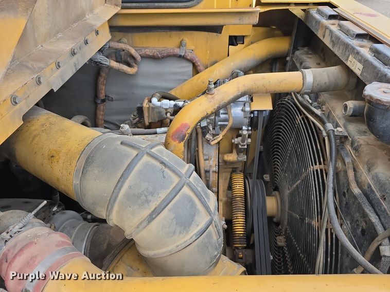image for item EG9846 2004 Caterpillar 627G conventional scraper 