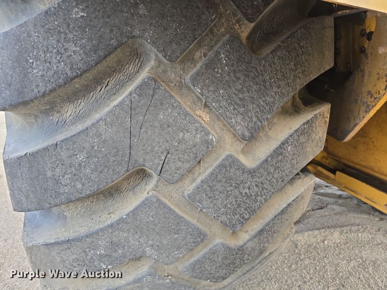 image for item EG9846 2004 Caterpillar 627G conventional scraper 