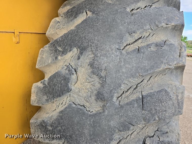 image for item EG9846 2004 Caterpillar 627G conventional scraper 