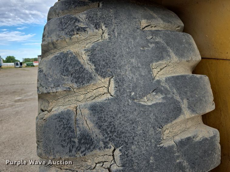 image for item EG9846 2004 Caterpillar 627G conventional scraper 