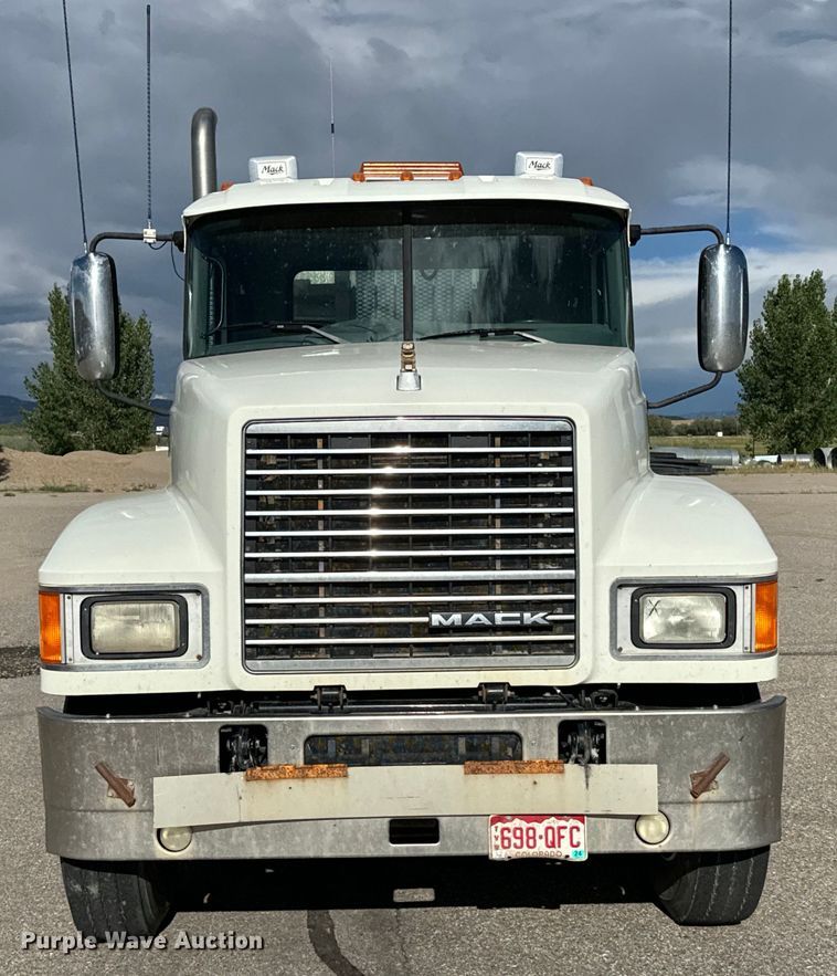 image for item EG9851 2015 Mack CHU613 semi truck