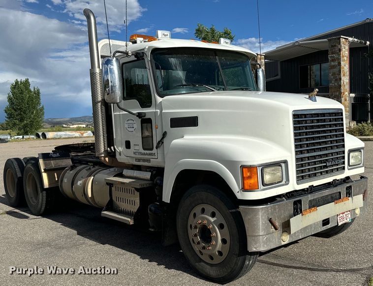 image for item EG9851 2015 Mack CHU613 semi truck