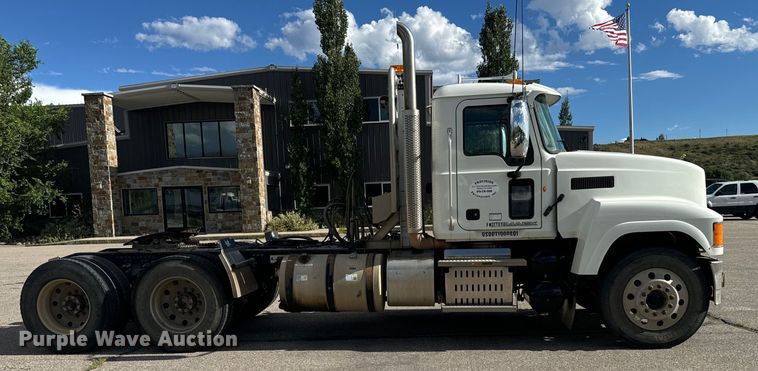 image for item EG9851 2015 Mack CHU613 semi truck