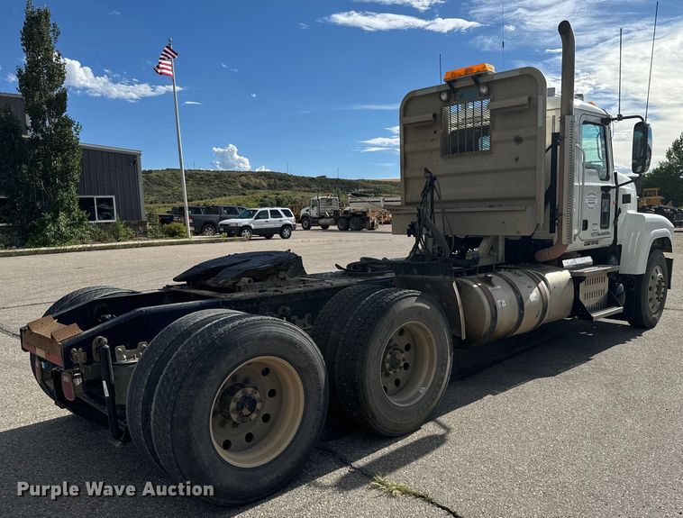 image for item EG9851 2015 Mack CHU613 semi truck