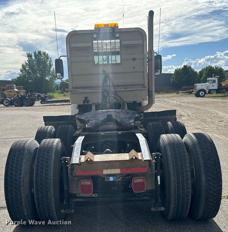 image for item EG9851 2015 Mack CHU613 semi truck