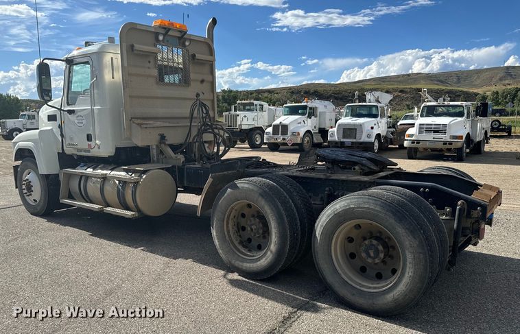 image for item EG9851 2015 Mack CHU613 semi truck