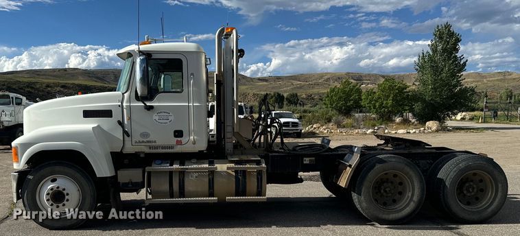 image for item EG9851 2015 Mack CHU613 semi truck