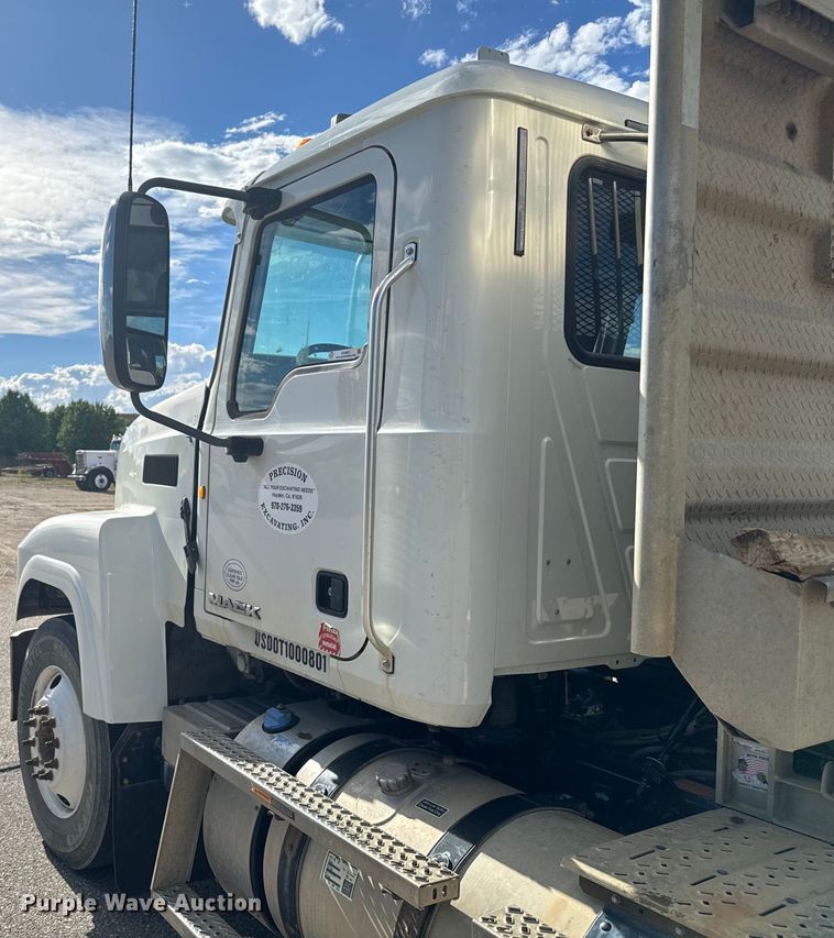 image for item EG9851 2015 Mack CHU613 semi truck