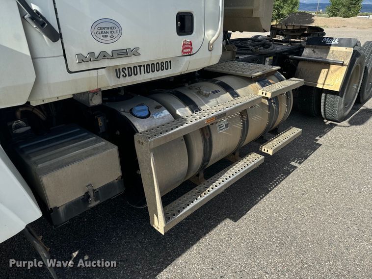 image for item EG9851 2015 Mack CHU613 semi truck