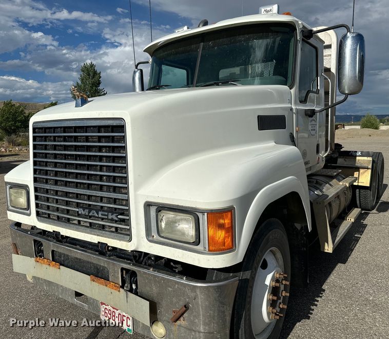 image for item EG9851 2015 Mack CHU613 semi truck