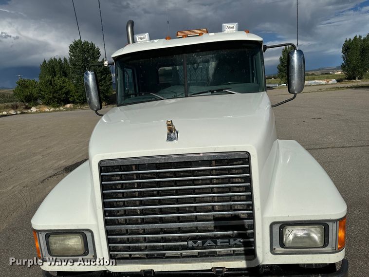 image for item EG9851 2015 Mack CHU613 semi truck