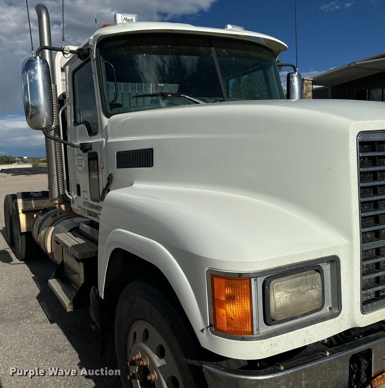 image for item EG9851 2015 Mack CHU613 semi truck