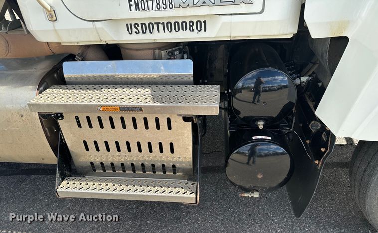 image for item EG9851 2015 Mack CHU613 semi truck