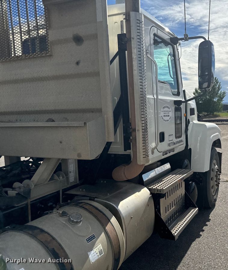 image for item EG9851 2015 Mack CHU613 semi truck