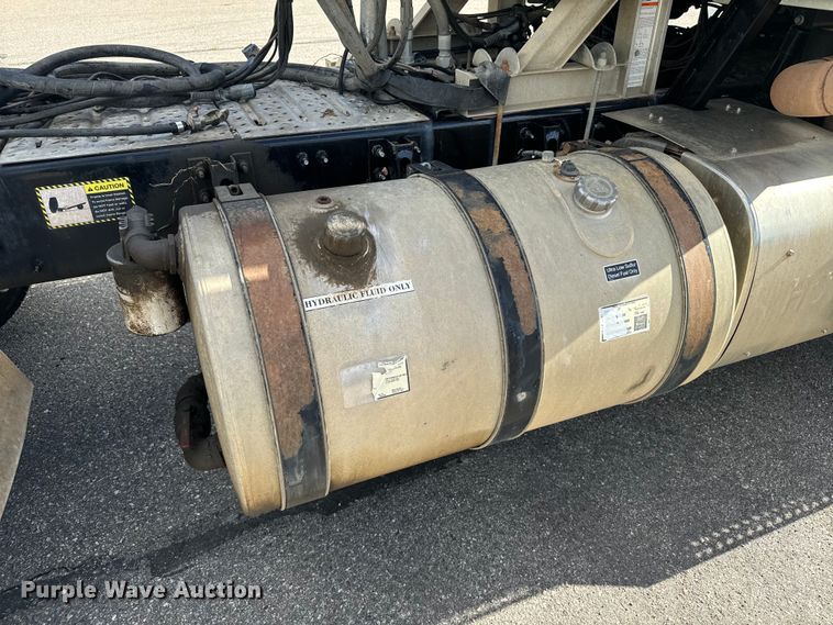 image for item EG9851 2015 Mack CHU613 semi truck