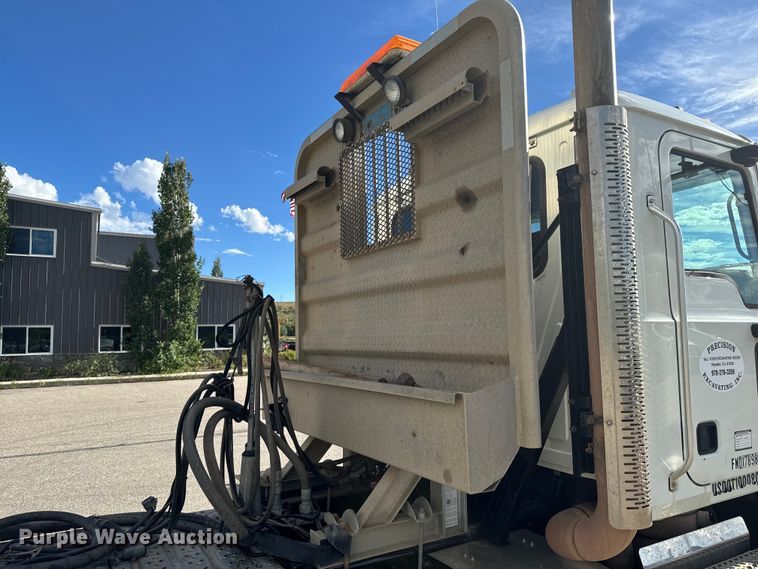 image for item EG9851 2015 Mack CHU613 semi truck