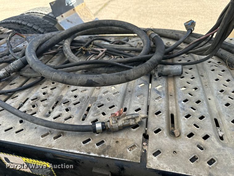 image for item EG9851 2015 Mack CHU613 semi truck