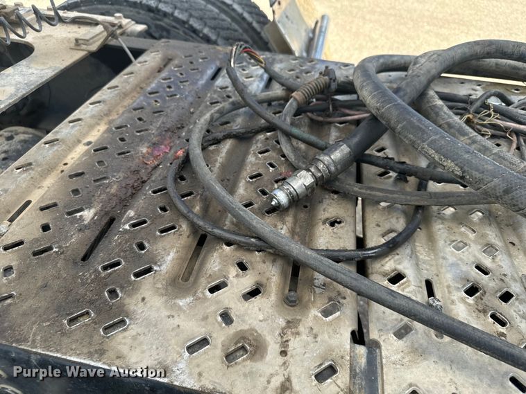 image for item EG9851 2015 Mack CHU613 semi truck