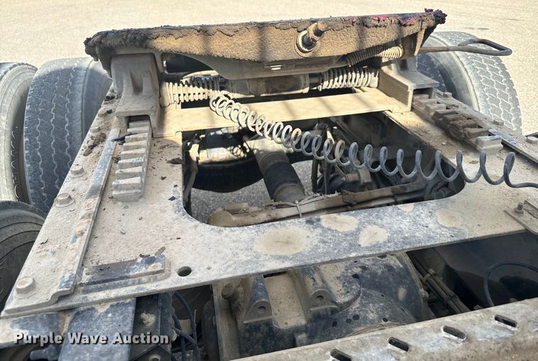 image for item EG9851 2015 Mack CHU613 semi truck